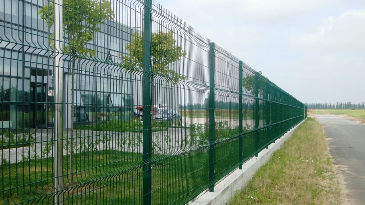 Столбы: 40×40, 50×50, 60×60.

Метод установки: Ленточный фундамент 500мм×250мм, 600мм×300мм. 

Размеры секций: 2.5м×1.5м, 2.5м×1.7м, 2.5м×2м

Толщина прутка: 3мм, 3/4мм, 4мм, 5мм.

