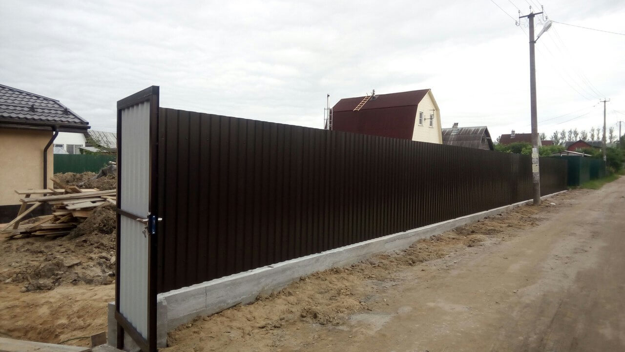 Столбы: 40×40, 50×50, 60×60.

Метод установки: Ленточный фундамент 500мм×250мм, 600мм×300мм. 

Размеры секций: 2.5м×1.5м, 2.5м×1.7м, 2.5м×2м

Толщина прутка: 3мм, 3/4мм, 4мм, 5мм.

